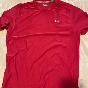 Men’s L Under Armour red short sleeve shirt